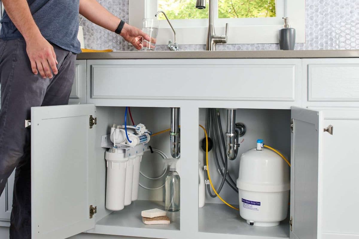 Reverse osmosis system under kitchen sink